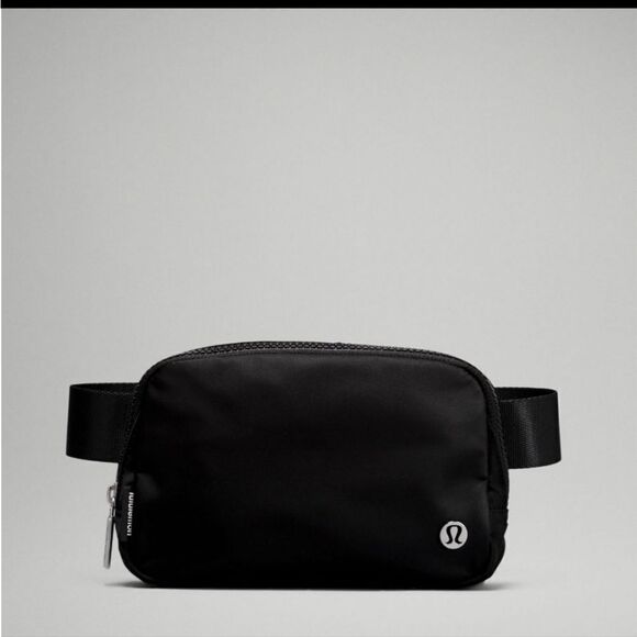 Everywhere belted bag 1 L in black new with tags - Picture 1 of 7